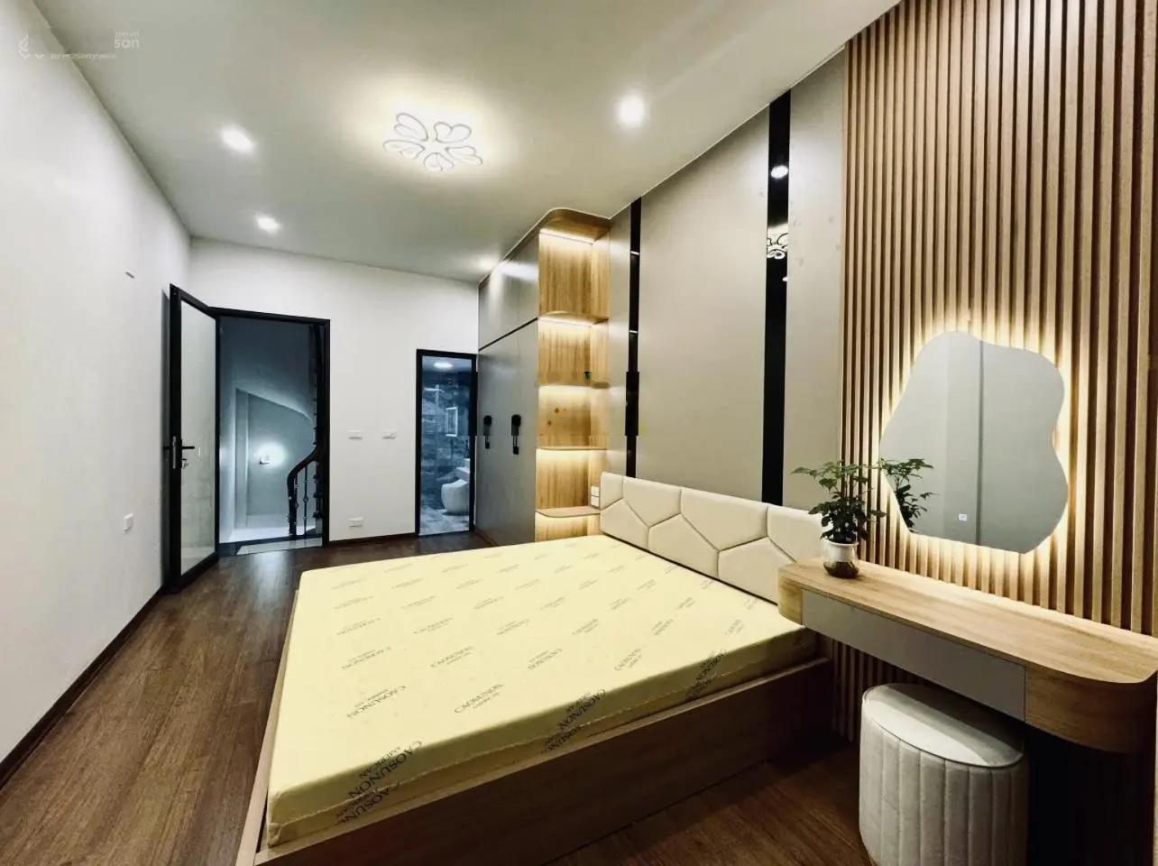 Bán gấp căn nhà đẹp xuất sắc phố Bồ Đề diện tích 38m2 giá chỉ 6 tỷ, ô tô đỗ sát nhà