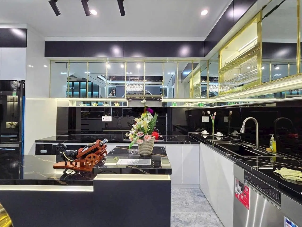 Nhà 3 Tầng Tân Cổ Điển Đà Nẵng Gần Biển Mới 100 %
