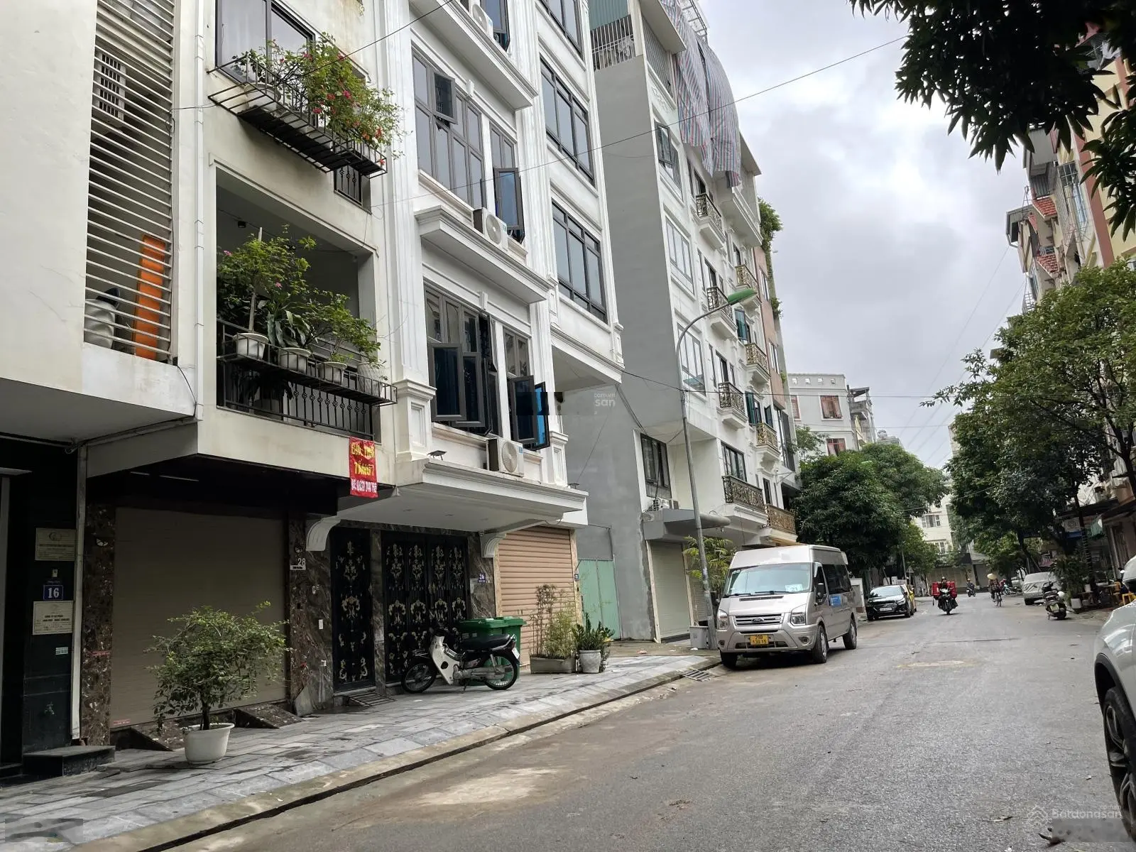 Nhà phân lô 8,5ha Phú Diễn - Bắc Từ Liêm,dt:50m2 nhà 5 tầng giá 13,7 tỷ oto tránh vỉa hè kinh doanh