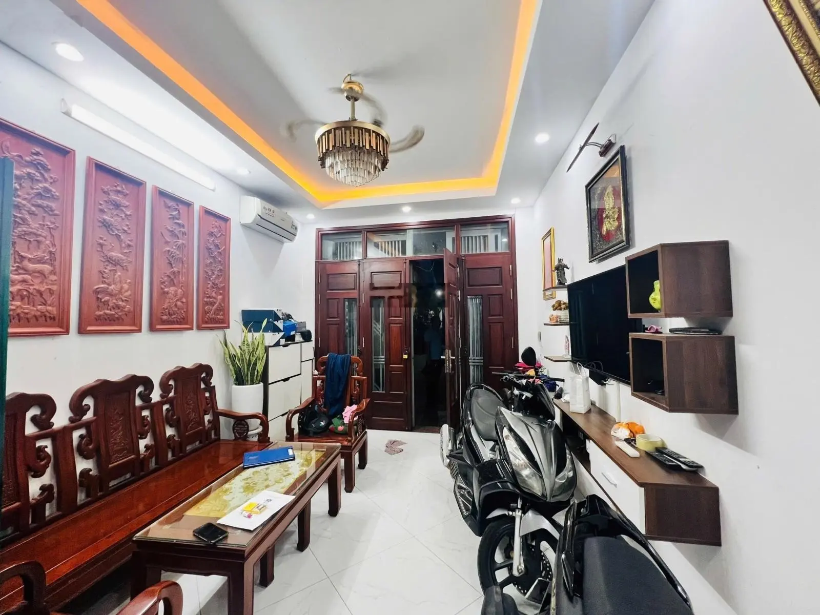 Cần bán nhà riêng Phố Xuân La 35m 5Tg MT 3,5m chỉ 9 tỷ full nội thất ô tô đỗ cửa 30m ra phố.