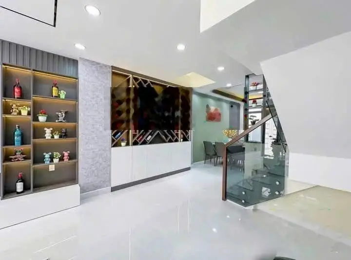 Hoa hậu phố Thái thịnh, ngõ thông sát phố, KiA đỗ cổng, Dt 45m2 *5T, mt 4.2m, giá nhỉnh 8 tỷ