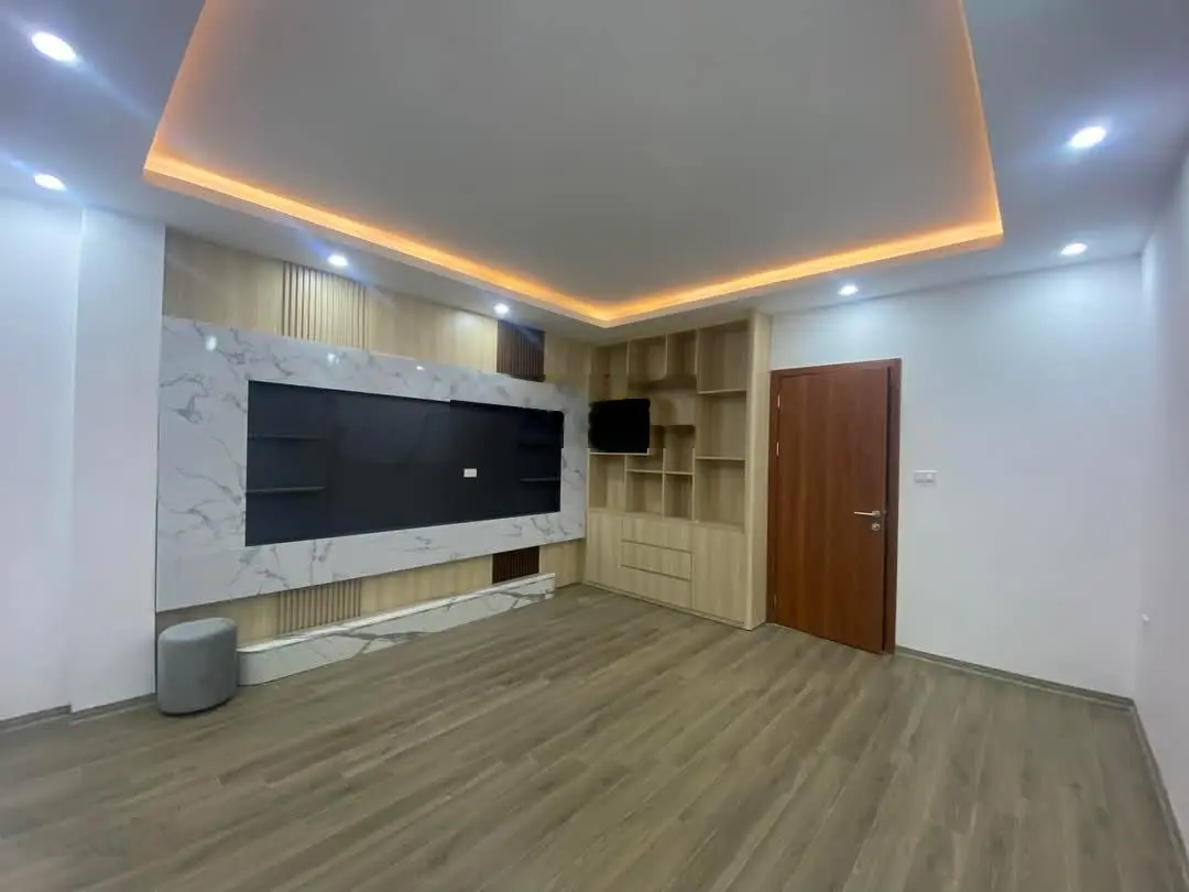 Đội Nhân, Ba Đình. DT 35m2 x 6 tầng, MT 4,3m, giá 9,6 tỷ. Thang máy, phân lô, 20m ra ô tô đỗ