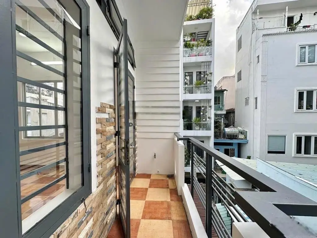 Bán nhà 3 tầng DT: 4x12,5m, TC 50m2 Trần Quang Diệu, Quận 3- khu vực buôn bán thời trang-giá 8,8 tỷ