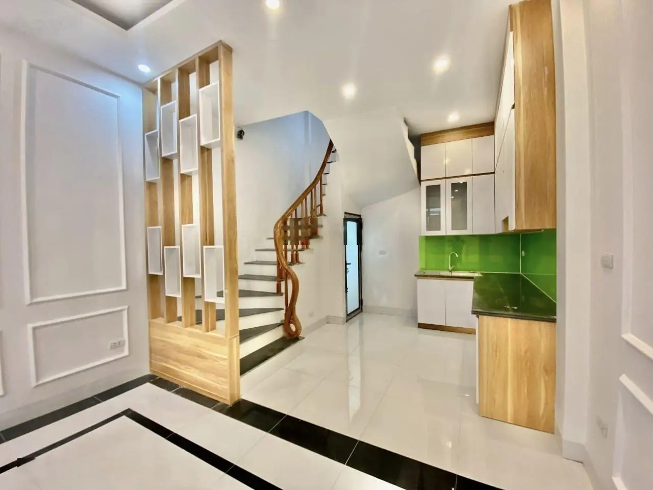 Chỉ 3.9 tỷ sở hữu ngay ngôi nhà 5 tầng đẹp long lanh, Vân Canh, gần trường C1, C2, chợ, ô tô đỗ cửa