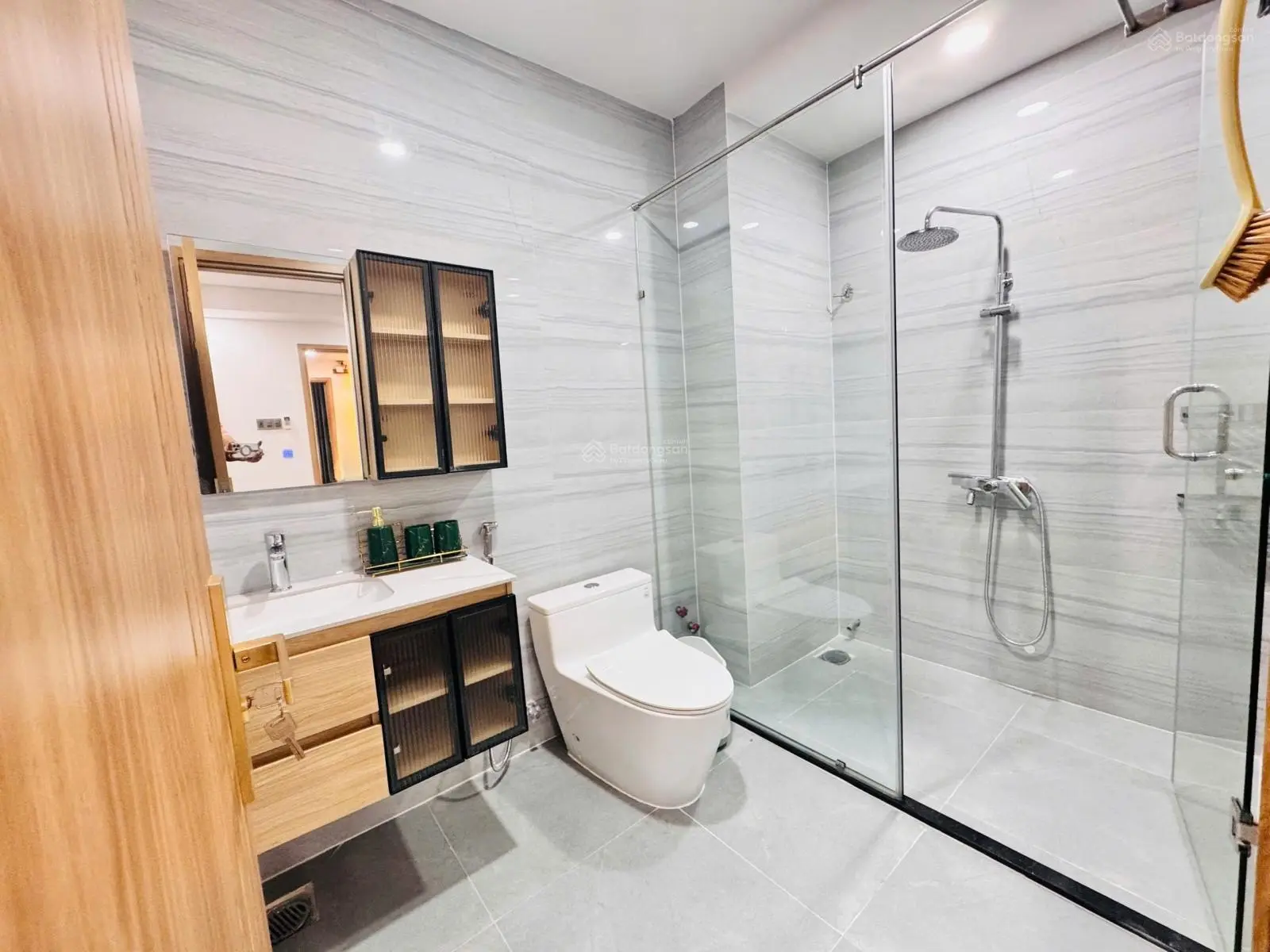 Bán nhà gần biển full nội thất xịn xò. 6 tầng chỉ 18 tỷ mặt đường phạm ngọc thạch vĩnh hải nha trag
