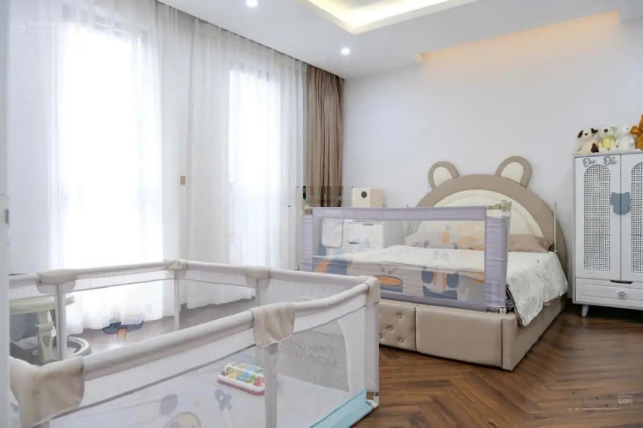 Gia đình bán căn hộ tại Trung tâm thương mại TSQ 300m2 4 ngủ tòa T2B full nội thất sổ đỏ.