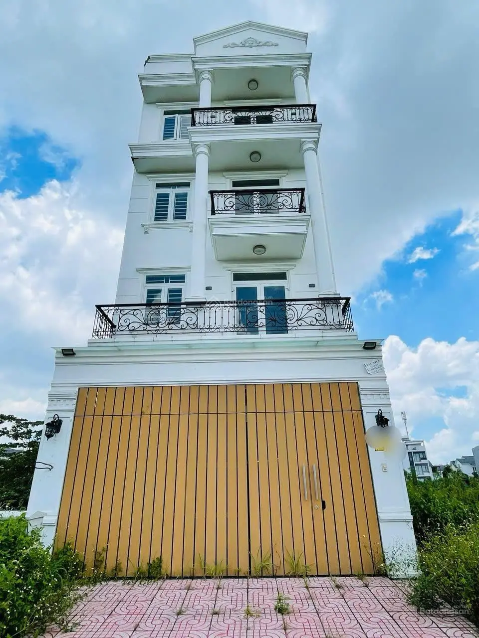 Nhà mới đẹp 4 tầng đường Liên Phường ngang 6m, ô tô trong nhà SHR hoàn công, gần Global City Quận 9