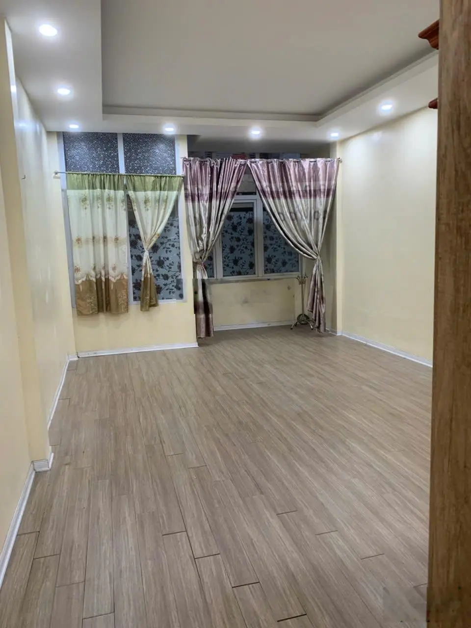 Cần bán nhà mới tại Lê Trọng Tấn. Vỉa hè, phân lô ô tô tránh, DT 70m2, giá 20 tỷ