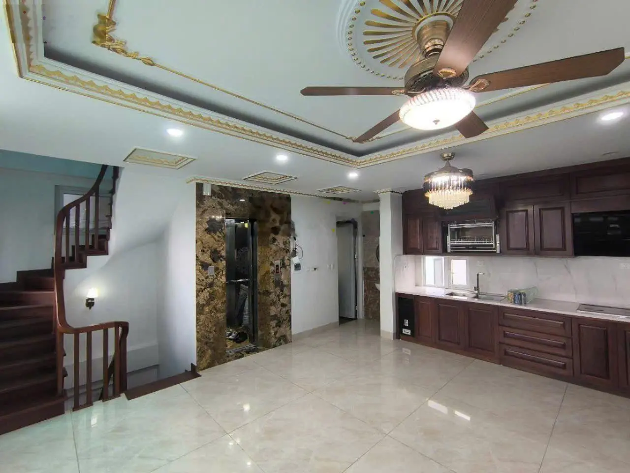 Bán nhà 7 tầng tại tư đình, long biên thang máy, gara ô tô, nội thất cao cấp. diện tích 41m2