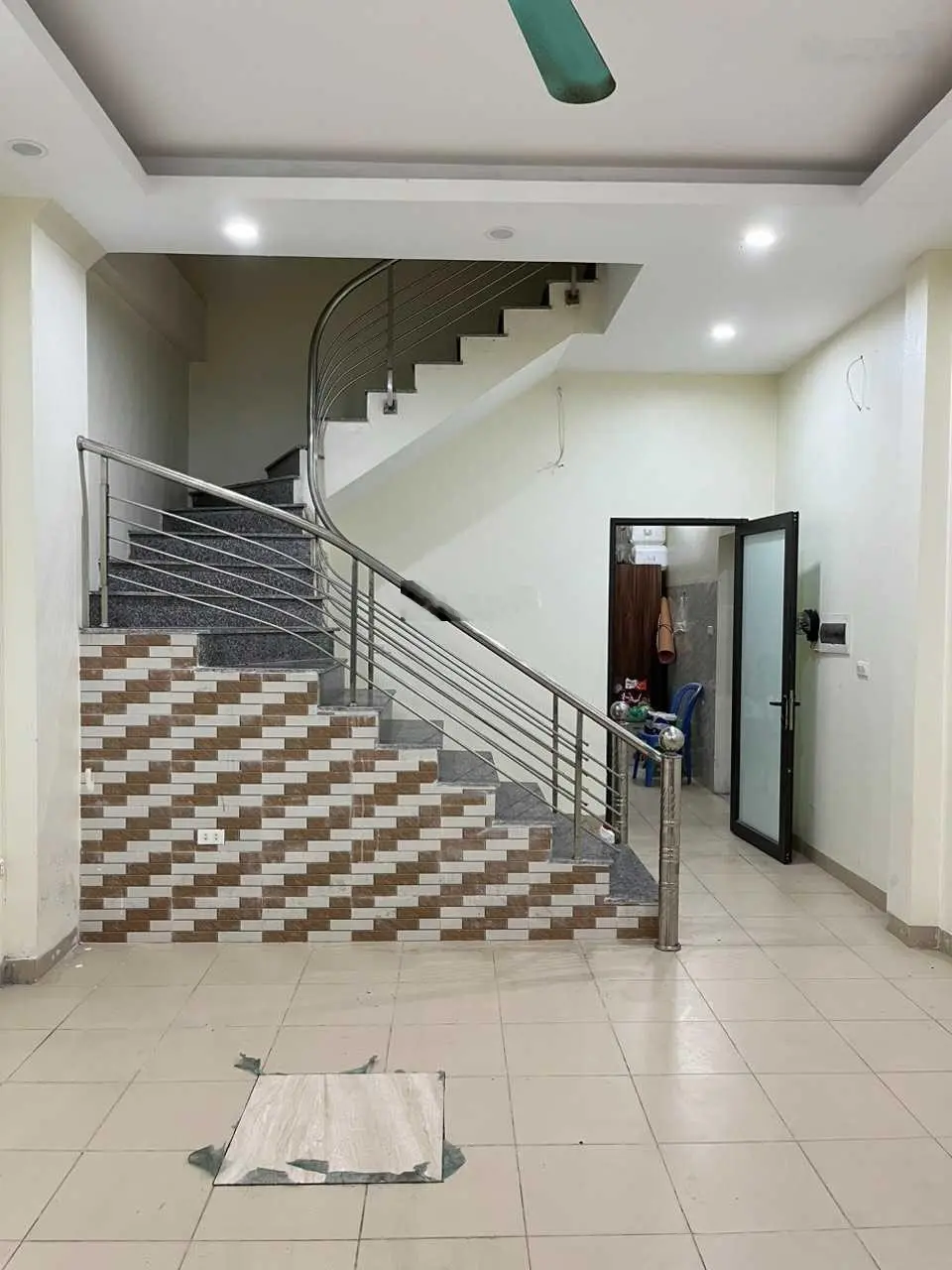 Tôi cần bán gấp, nhà đẹp 50m2, 4 tầng, dân xây, ngõ 276 phố Đại Từ, gần hồ Linh Đàm