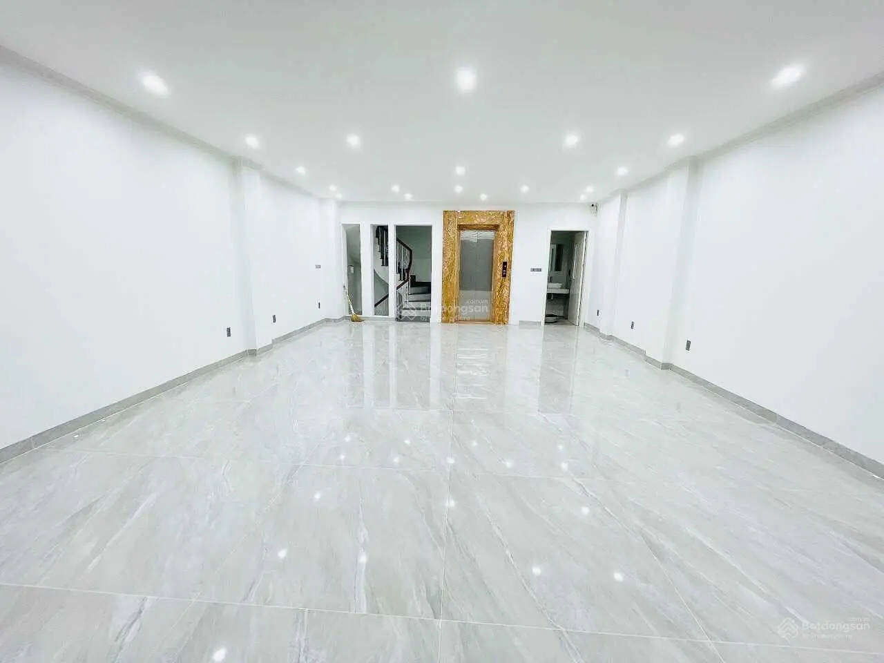 Tòa nhà 7 tầng thang máy, Trần Quốc Hoàn, vỉa hè ôtô tránh, 62m2 mặt tiền 6m - 26 tỷ, LH 0973 355 ***