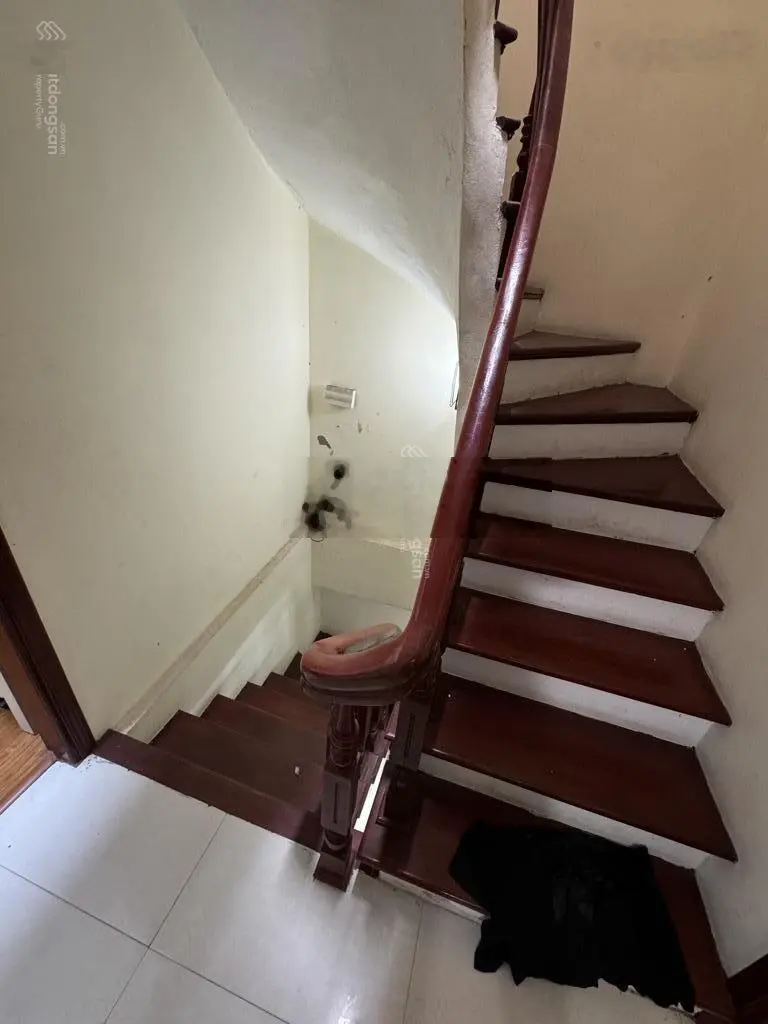 Bán nhà Văn Hương, ngõ to ba gác. Dt 27/30m2 4 tầng mt 3.8m. Chào 5.5 tỷ còn TL. Nói k với tin ảo