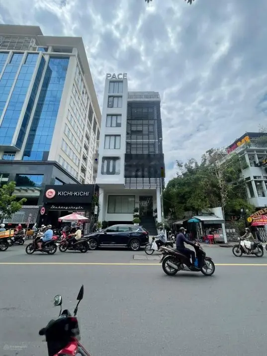 Bán tòa nhà 1 hầm 6 tầng Nguyễn Cửu Vân Q. Bình Thạnh, Giáp Q1, DT: 8x30m, cho thuê 250tr