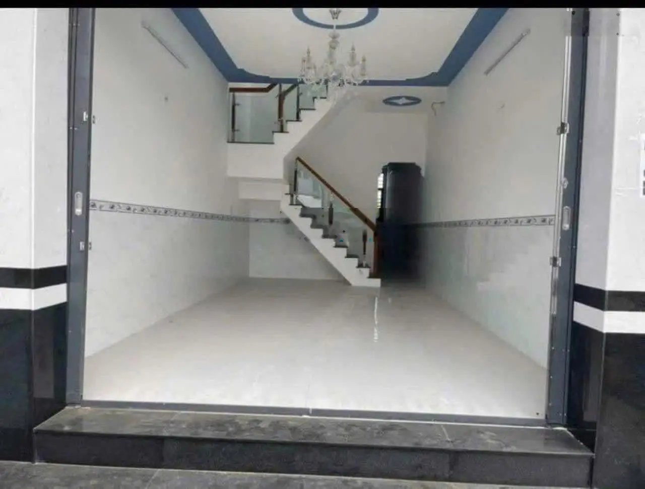 Cần bán gấp căn nhà gan chợ buôn bán gì cũng được, hiện đang cho thuê 7 triệu/tháng