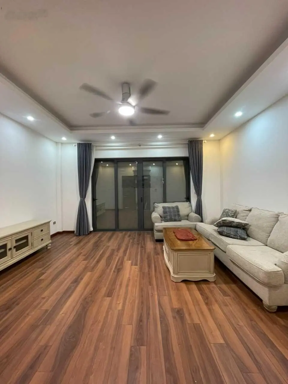 Bán nhà tái định cư Ngọc Thụy 80m2 x 5T x 5m mặt tiền, thang máy 450kg, ngõ thông ô tô 7 chỗ vào