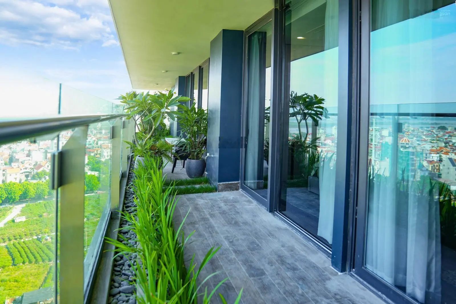 Căn 06 tầng trung view sông Hồng và cầu Thăng Long giá chỉ 13. X tỷ nhận nhà ở ngay full đồ cao cấp