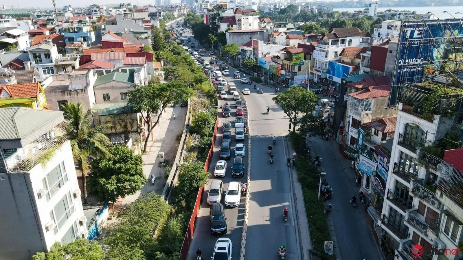 Bán nhà mặt phố Âu Cơ, DT 200m2x 2 tầng, mặt tiền 11.5m, giá 72 tỷ, thực tế 300m2, trong đê.