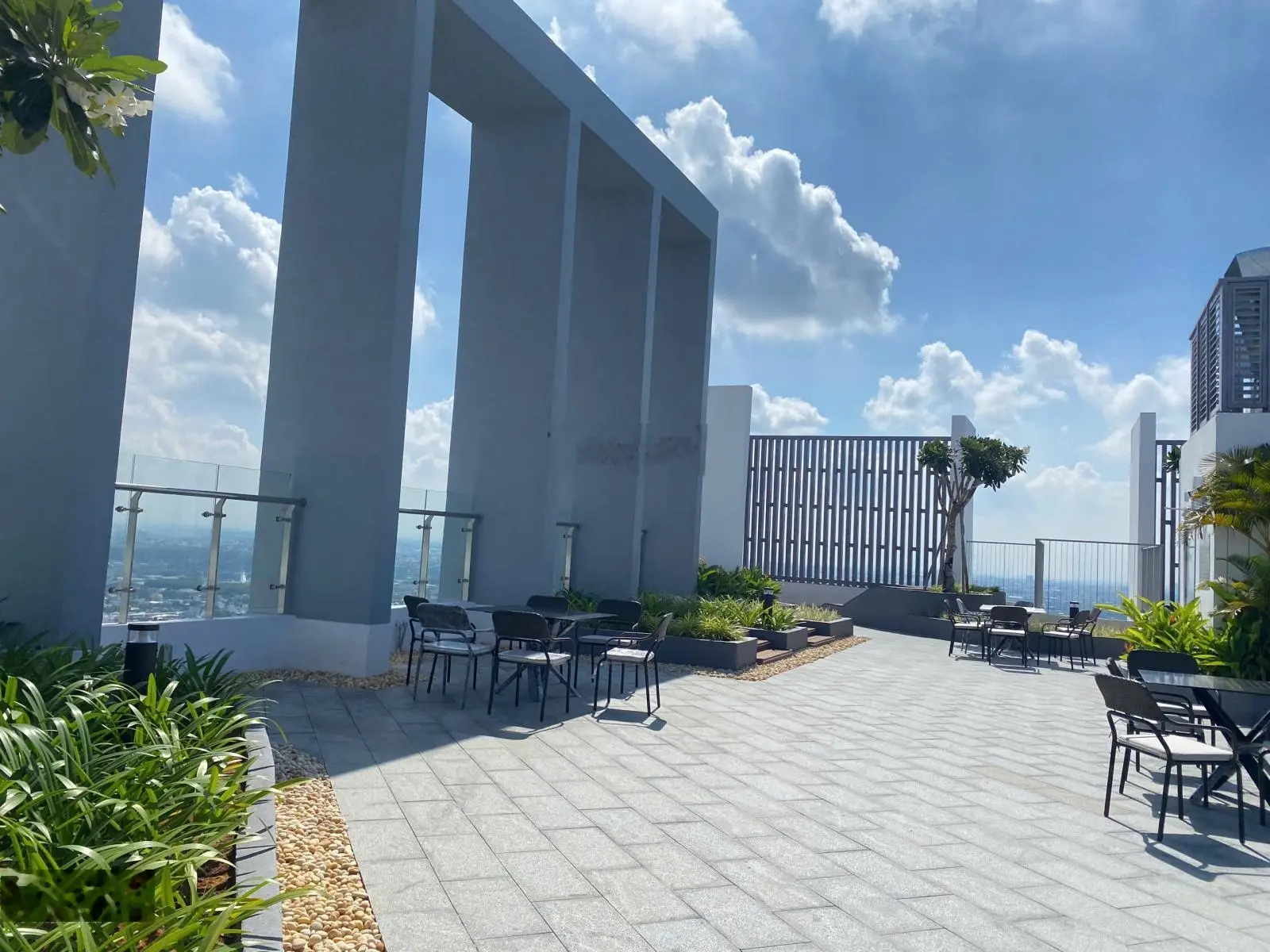 Bán nhanh căn hộ Happy One Central 2PN view thành phố giảm mạnh chỉ còn 2.45tỷ. LH 0888 728 *** Ms Tú