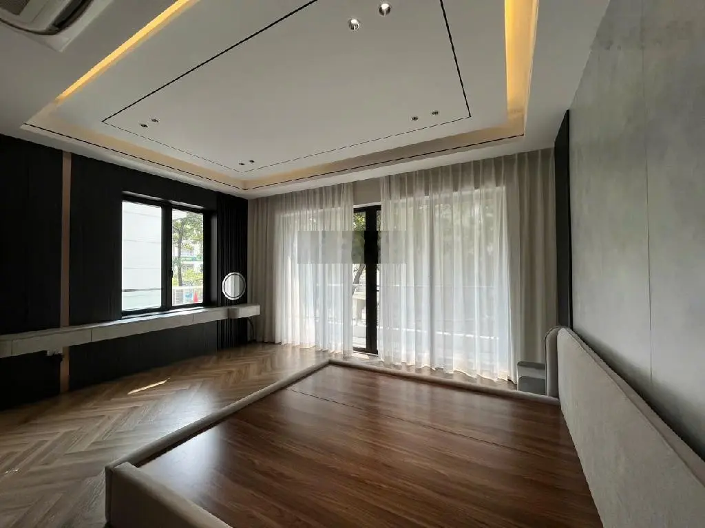 Siêu hiếm - vỉa hè rộng - kinh doanh tốt - 2 gara ô tô - 6 tầng có thang máy - nguyễn văn cừ