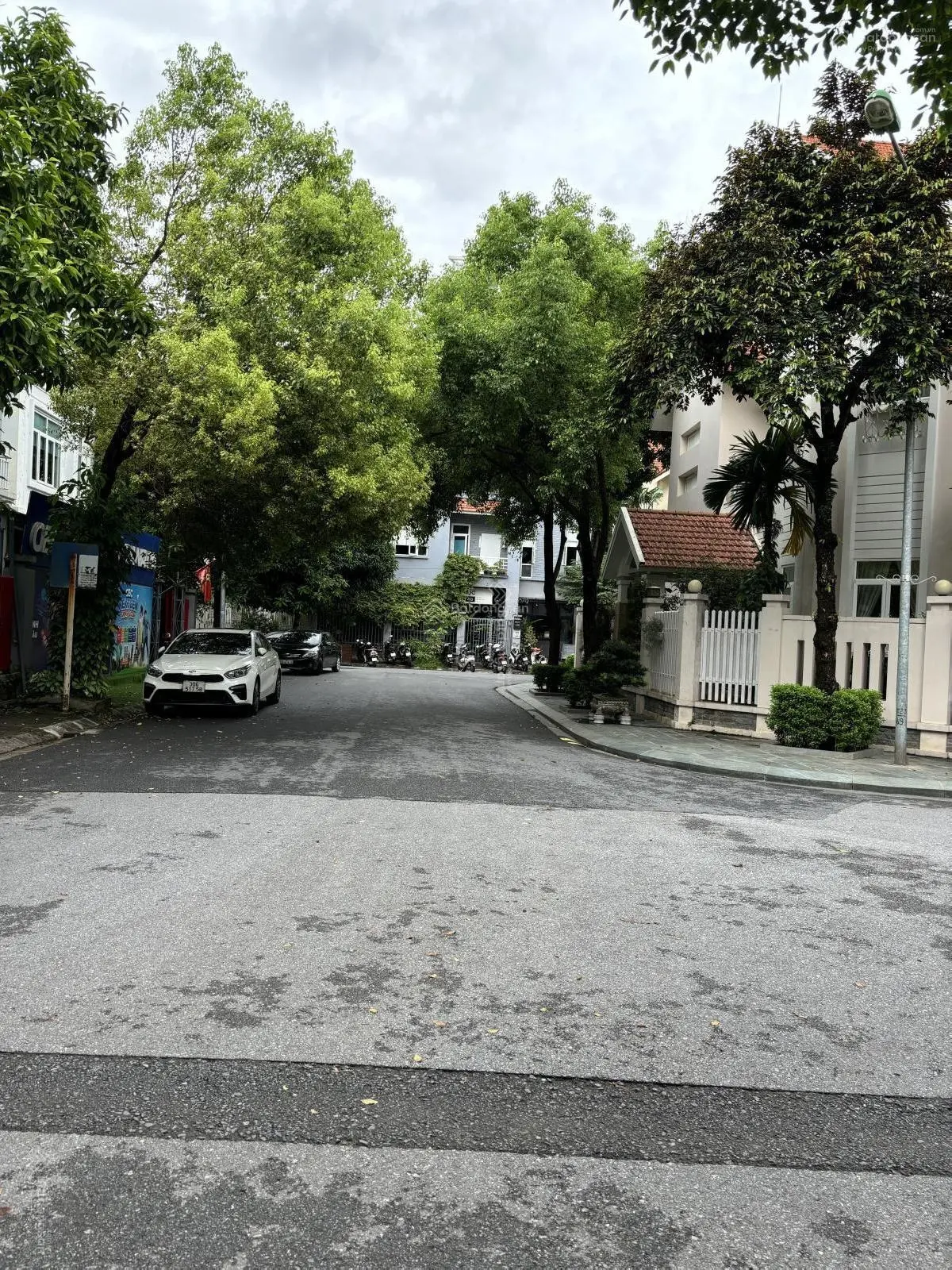 Bán biệt thự liền kề Làng Việt Kiều Châu Âu. 140m2, 3 tầng thô, mặt tiền 11m, 31 tỷ