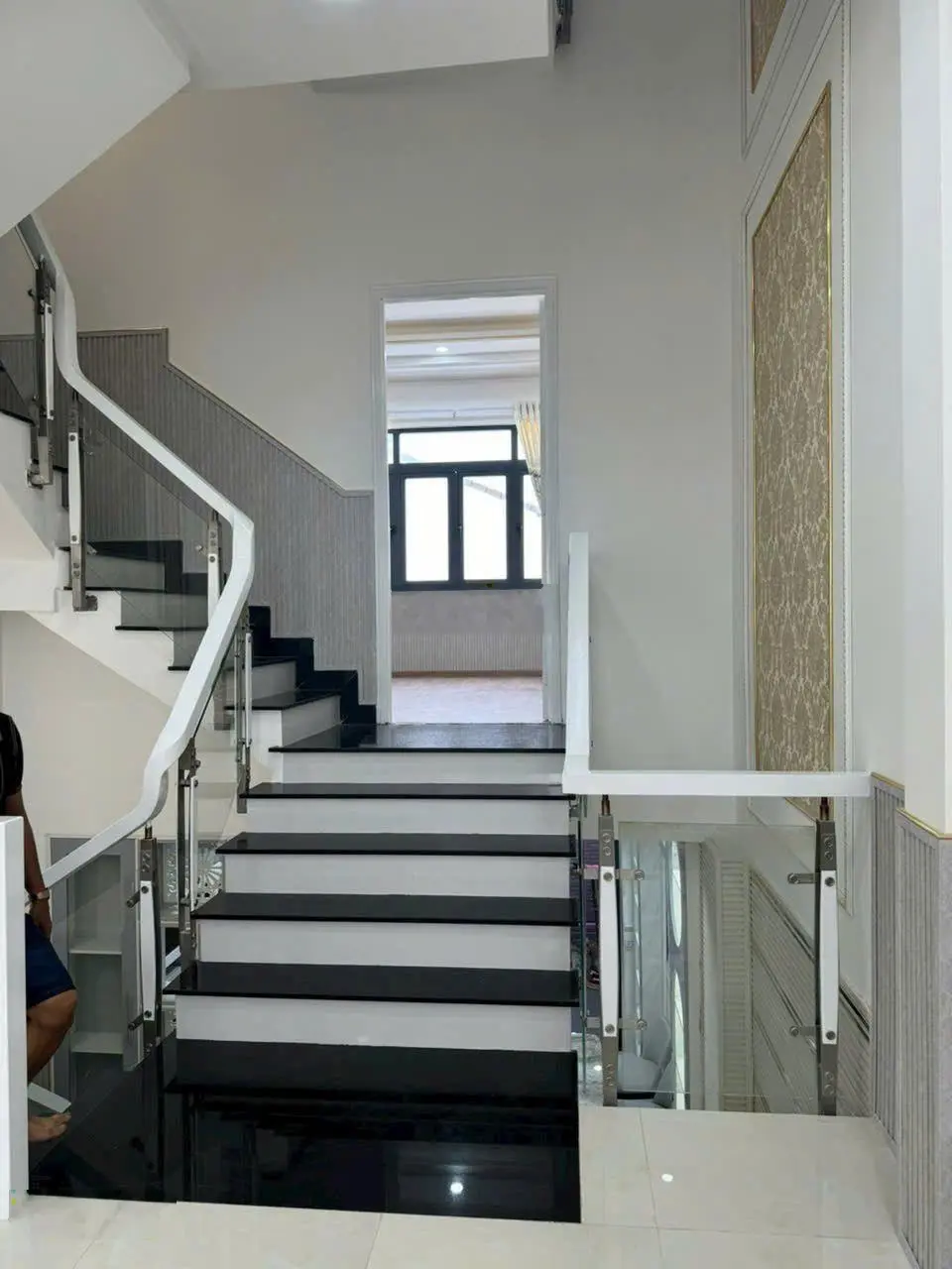 Nhà mới 4 tầng 4 phòng 5 wc - Tặng full nội thất - Xe hơi đậu trong nhà - Hoàn công đủ -Dân trí cao
