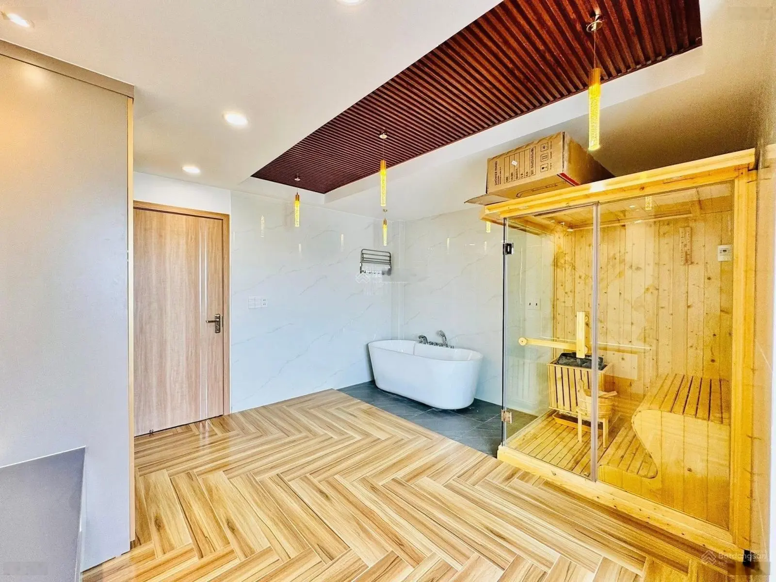 Bán nhà 67m2 - 6,1 tỷ, tiện xây mới để ở hoặc cho thuê, ngay Khánh Hội, Quận 4, sổ hồng riêng