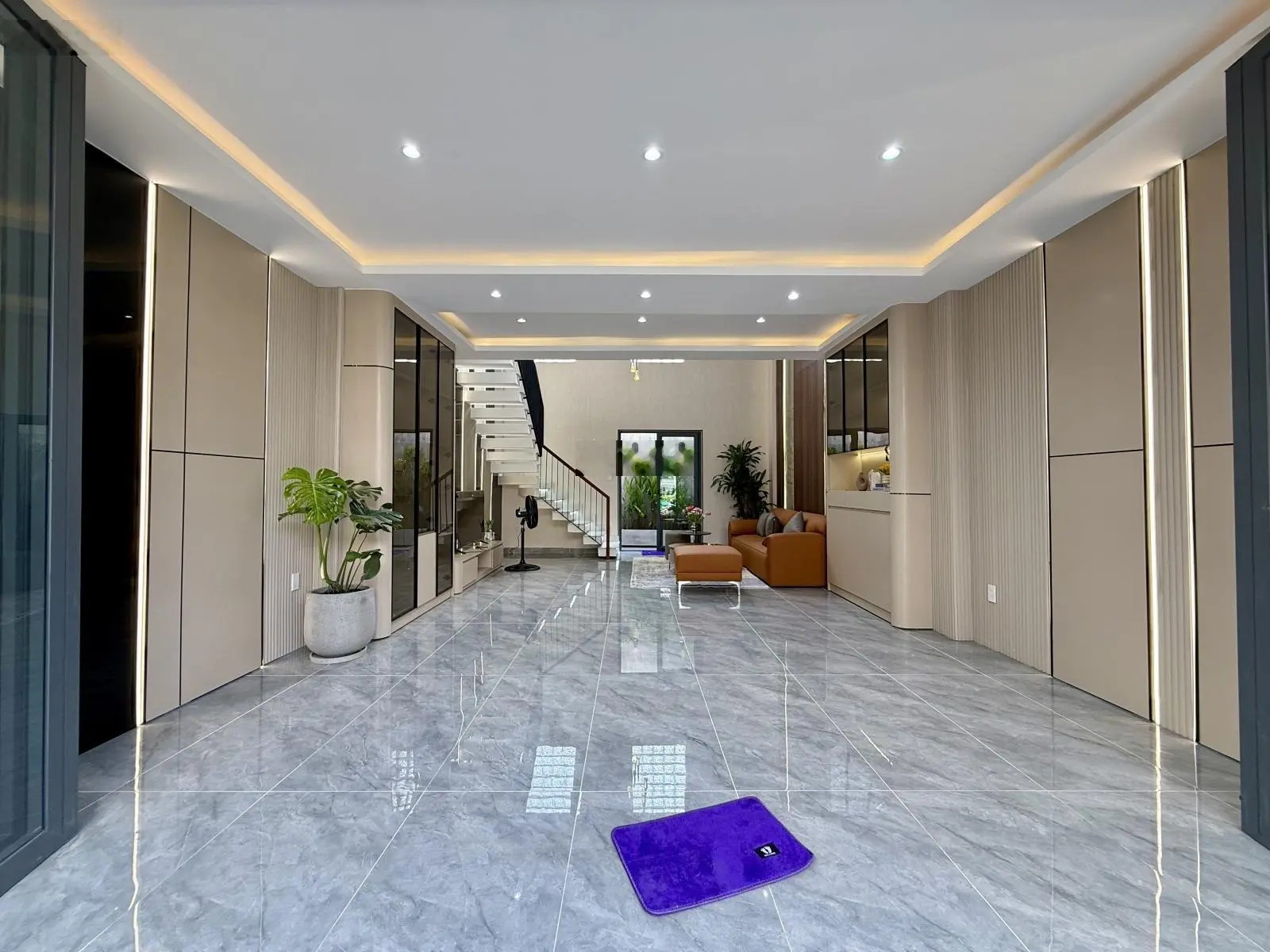Nhà ngay ngã tư ga, sát bên chợ Cầu Đồng, DT:5,2X10M, Lửng, 3Lầu, 4PN, Gara ô tô, Sân thượng.