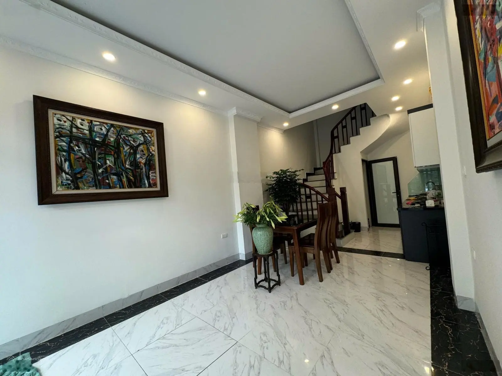 Nhà đẹp tại nguyễn văn cừ-phường ngọc lâm.full nội thất ngõ oto thông oto vào nhà.