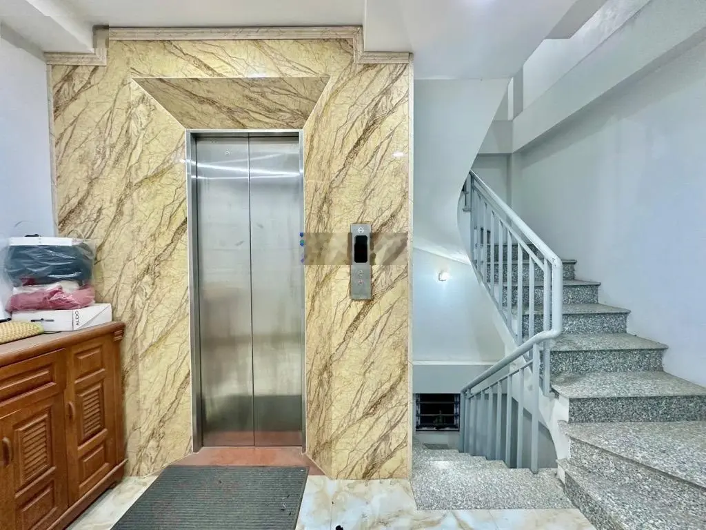 Nhà đẹp ô tô đỗ vào nhà viw hồ thoáng sáng giá hấp dẫn. Gần hồ linh Quang