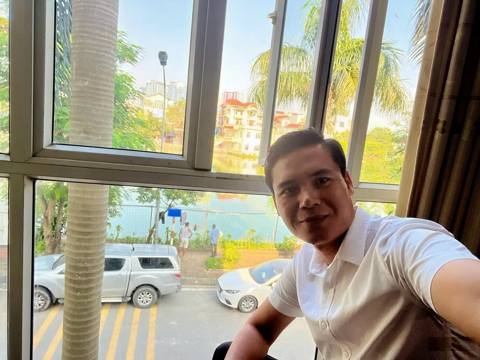 Bán nhà bên hồ, phong thuỷ hồ nước rất tốt, 72m2, mặt tiền 5,2m, ô tô, vỉa hè, Giá 20,3 tỷ.