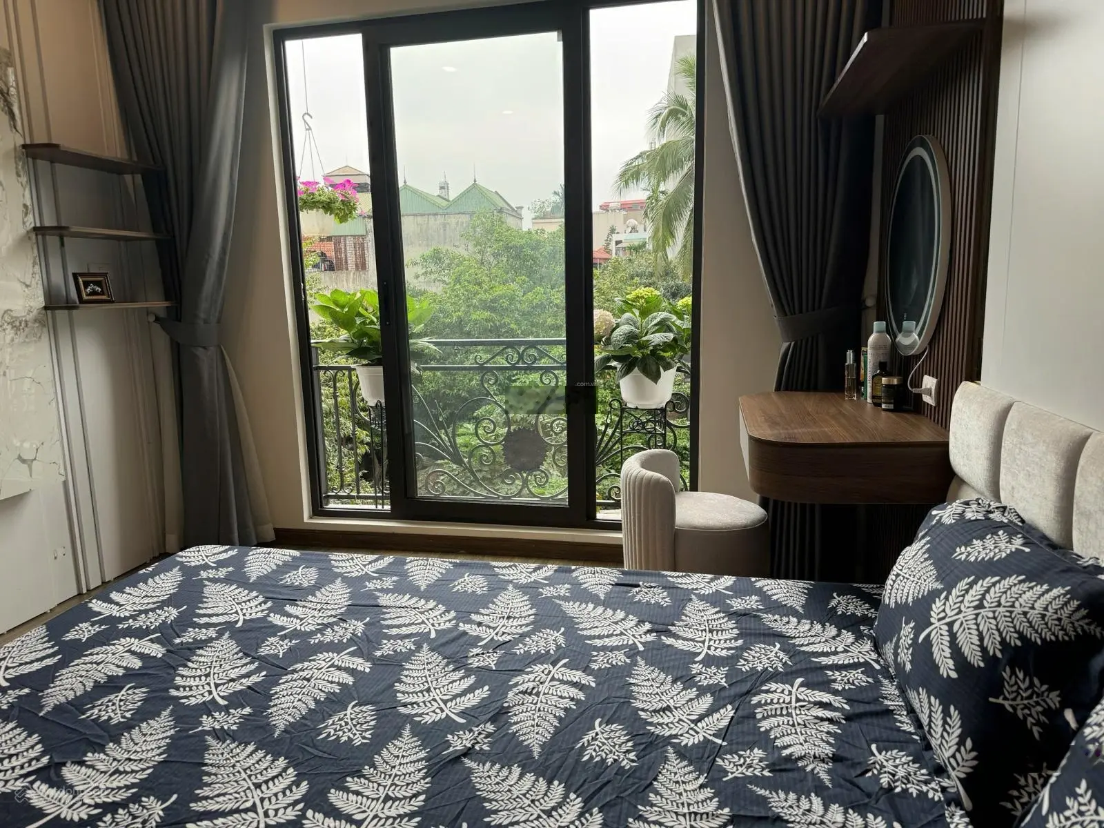 Nhà đẹp tại nguyễn văn cừ-phường ngọc lâm.full nội thất ngõ oto thông oto vào nhà.