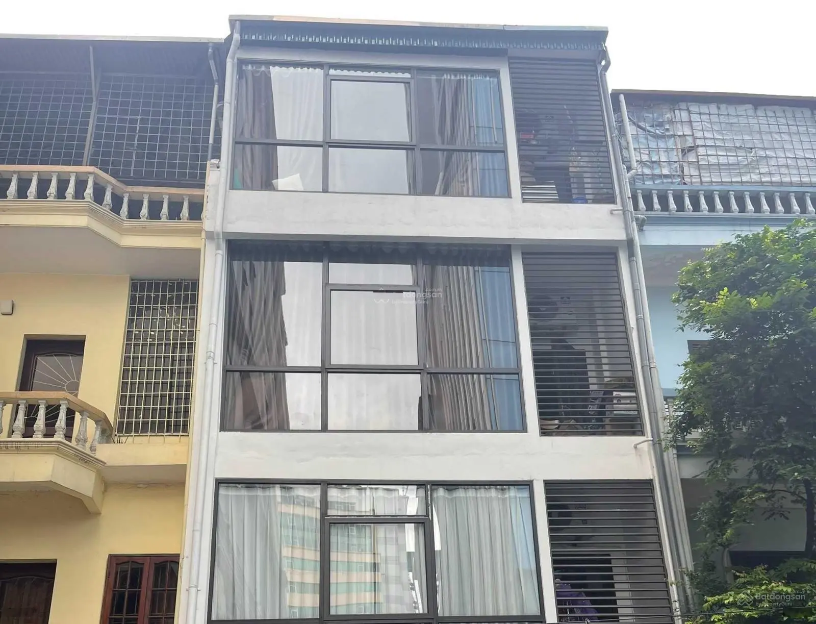 Cần bán nhà phân lô phố Trần Quốc Hoàn 54m2, 4T, ô tô