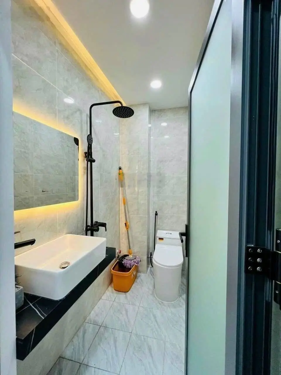 Gần TT Y Tế Dự Phòng HCM bán nhanh căn Nguyễn Biểu P2 Q5, 49m2, giá 1tỷ850. Sổ hồng sẵn, hẻm oto 7m