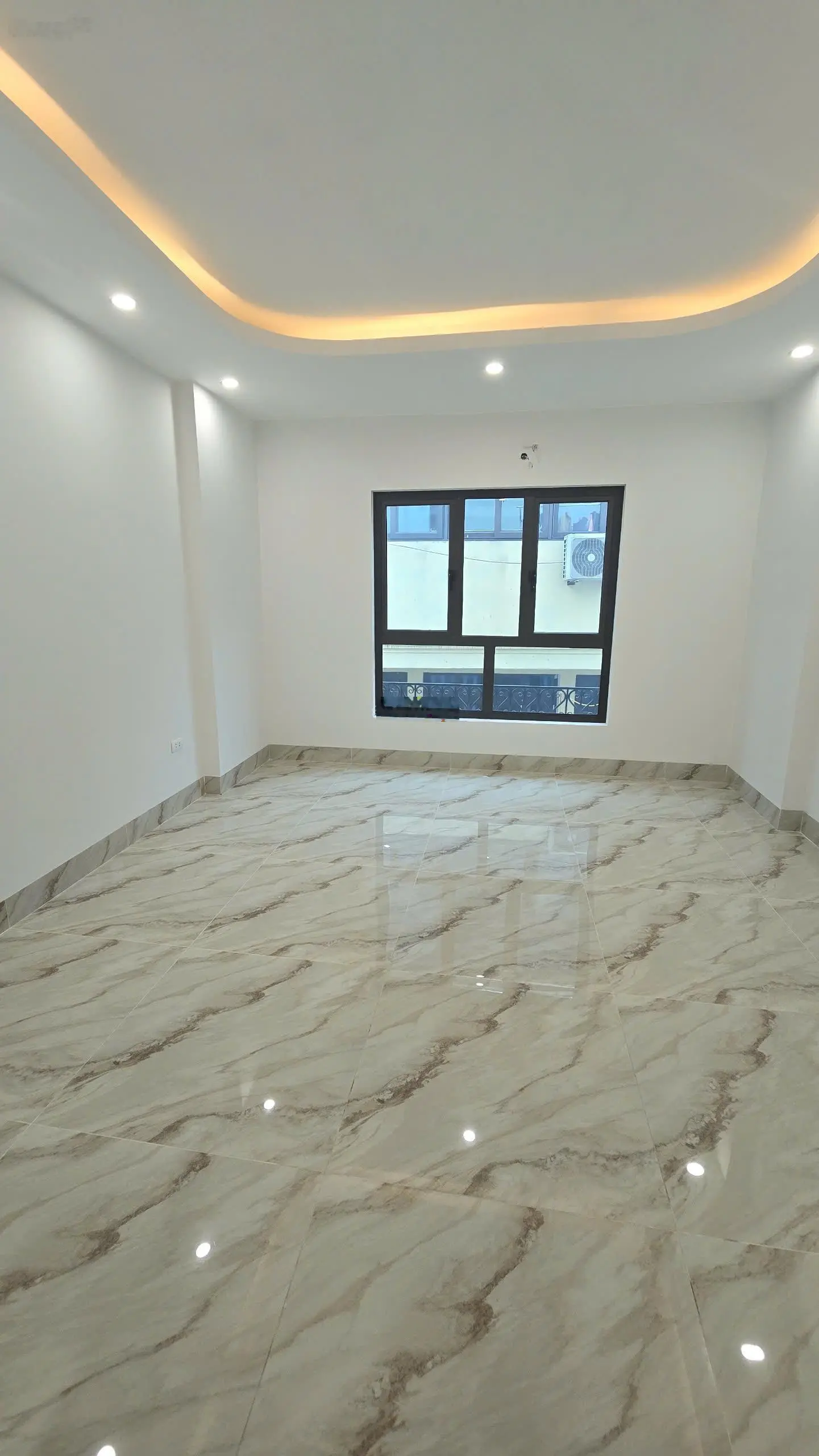 Bán nhà 5 tầng DT 35m2. Ngõ rộng, có sân riêng rộng 8m. Cách trung tâm Hà Đông 4km. Giá chỉ 2,3x tỷ