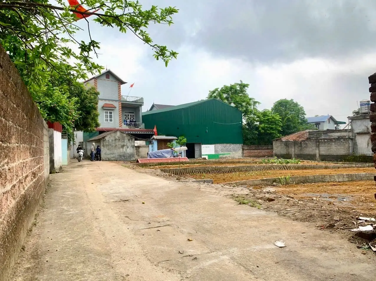 Bán lô đất gần chợ S =145m2 giá tốt nhất, tiện ích Đầy đủ. Cách trường học C1 C2, uỷ ban chỉ 100m