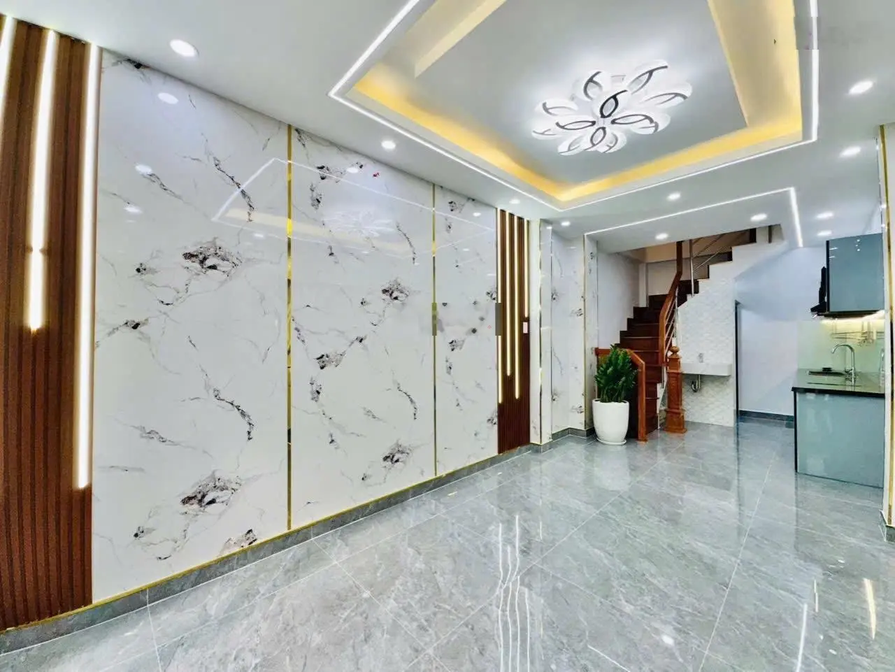 Cần bán gấp nhà Nguyễn Thiện Thuật, Quận 3. Giá 4,2 tỷ/DT 40m2. 1 trệt 2 lầu. Đường trước nhà 10m