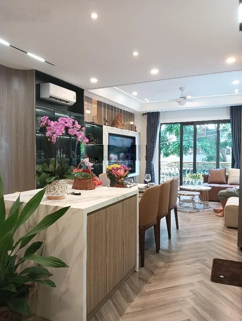 Siêu phẩm 7 tầng thang máy - gara ô tô, ngõ ô tô tải tránh - mới kính coong - Ngô Gia Tự - 13.2 tỷ