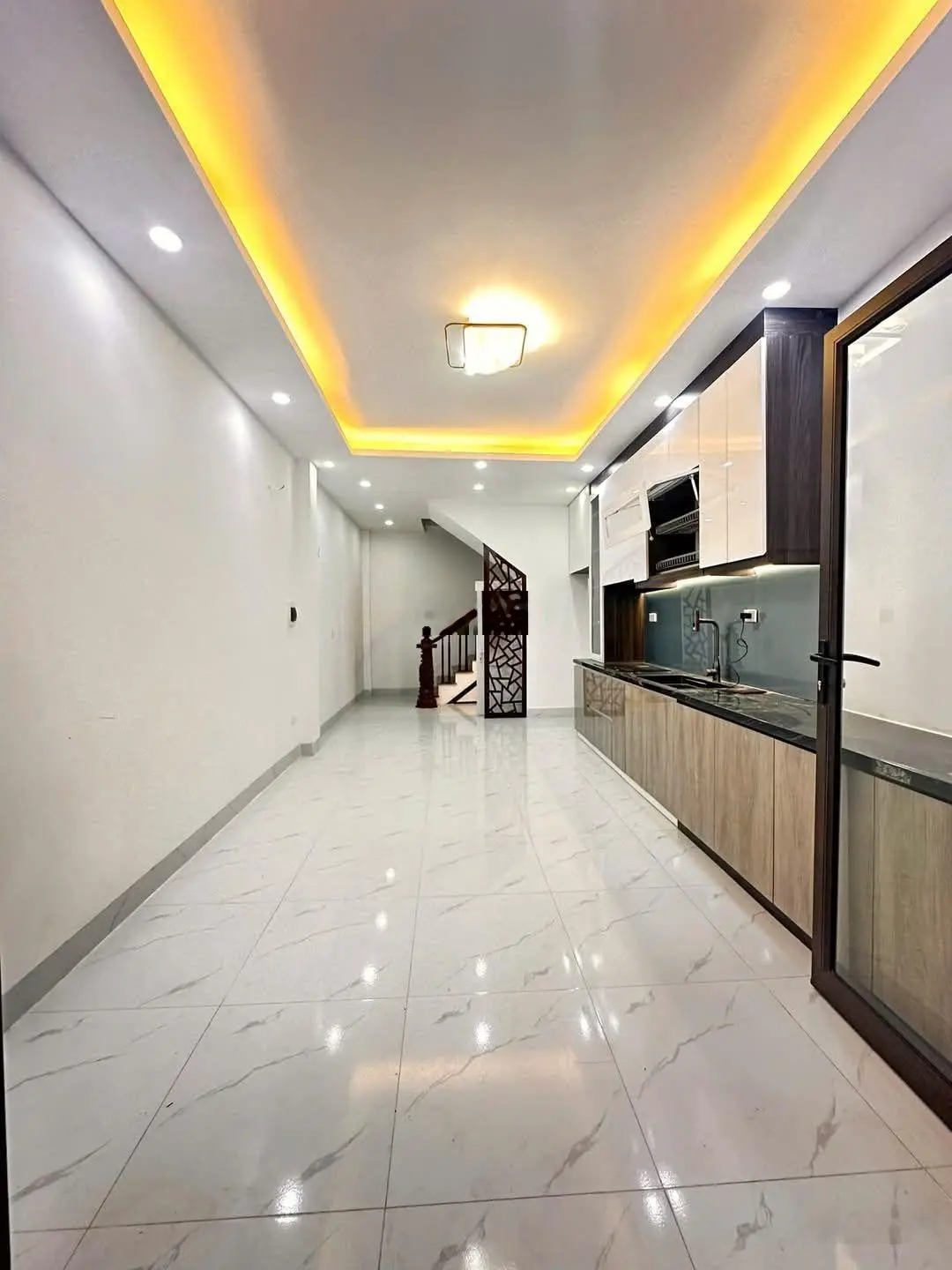 Bác nào thích chỉ 1 bước chân ra đến phố thì đừng bỏ qua nhà này ạ!!!