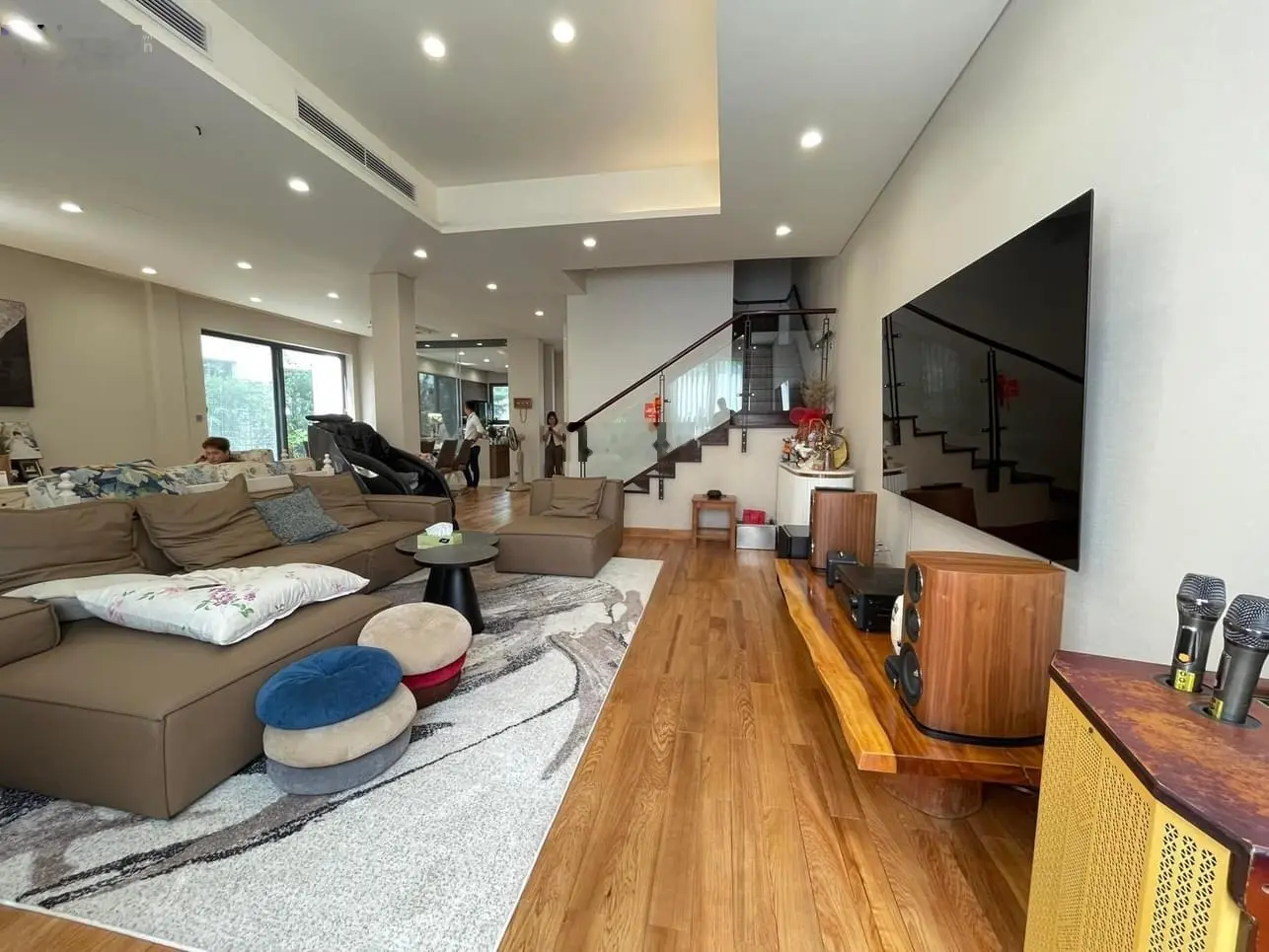 Bán căn biệt thự The Manor Central Park 202m2 sổ đỏ đầy đủ nội thất giá 69,5 tỷ có thương lượng