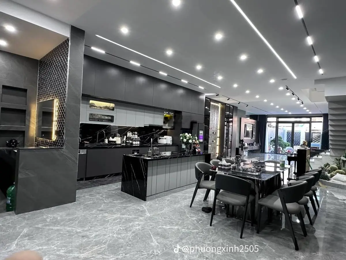Bán mặt phố víp Hoàng Cầu - Đống Đa, ô tô vào nhà, hiếm nhà 120m2/7T 6m MT, nhỉnh 30tỷ