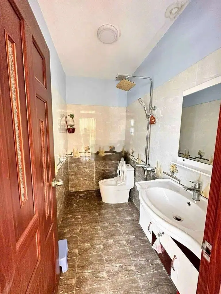 Nhà 2 lầu,ngang 6,tặng toàn bộ nội thất, 4 phòng ngủ Thị trấn TrảngBom