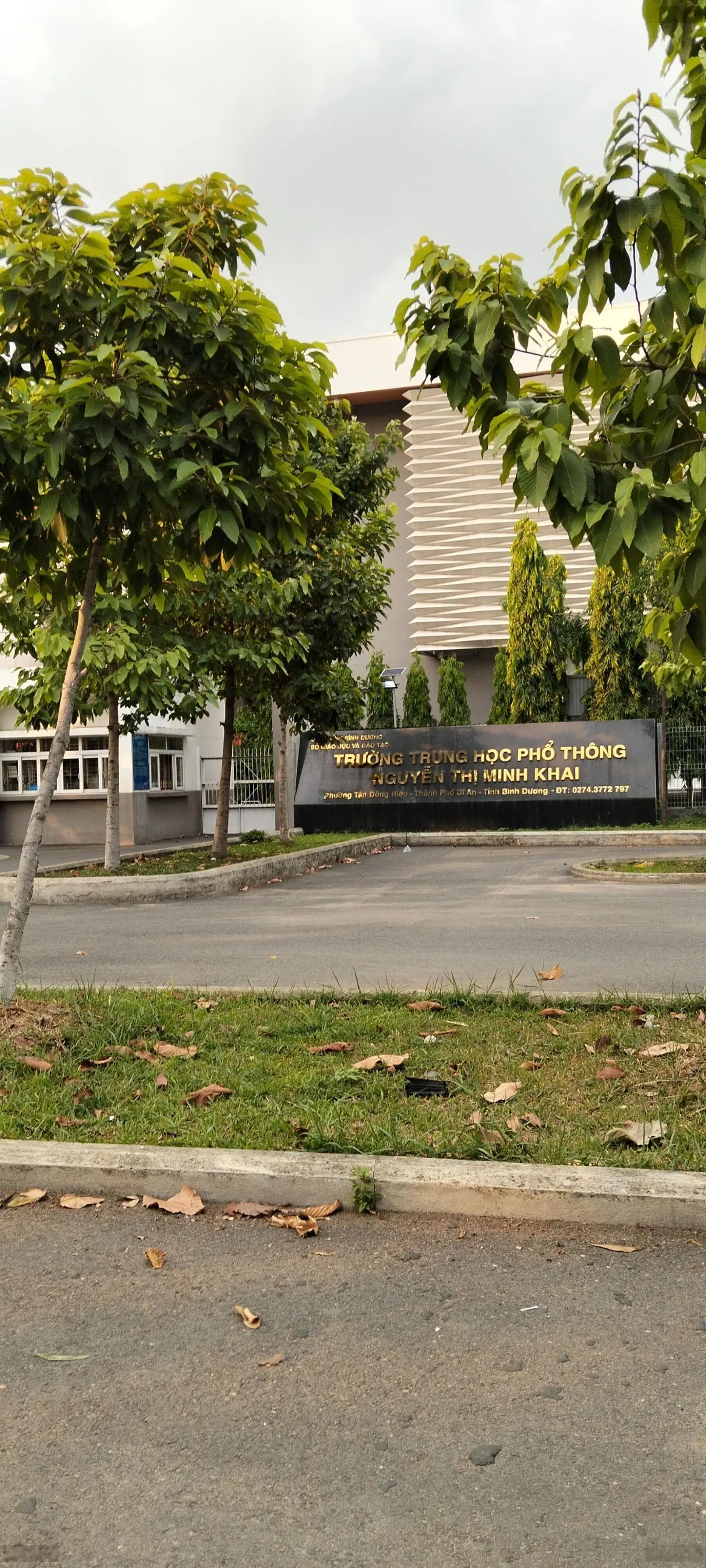 Cần bán gấp nhà đẹp 2 lầu, gần chợ trường học các cấp phường Tân Đông hiệp, DT 60m2 hẻm xe hơi rộng