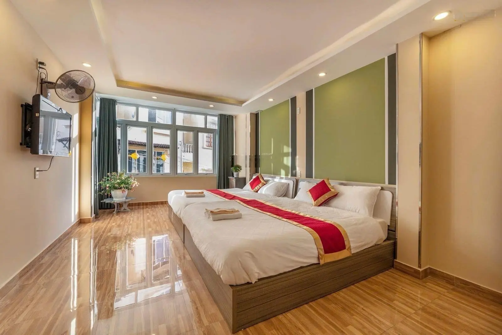 Khách sạn KQH Hoàng Văn Thụ P4 cách chợ đêm Đà Lạt chỉ 1km 4x18m 12 phòng kinh doanh chỉ 9,7 tỷ