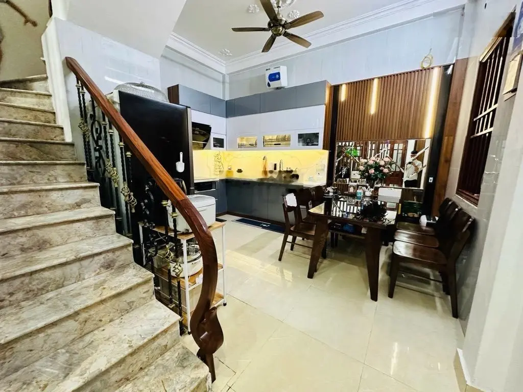 Gia đình bán gấp nhà Tân Mai, 42m2, 5 tỷ 4, gần ô tô gần phố, ngõ thông rộng, full nội thất