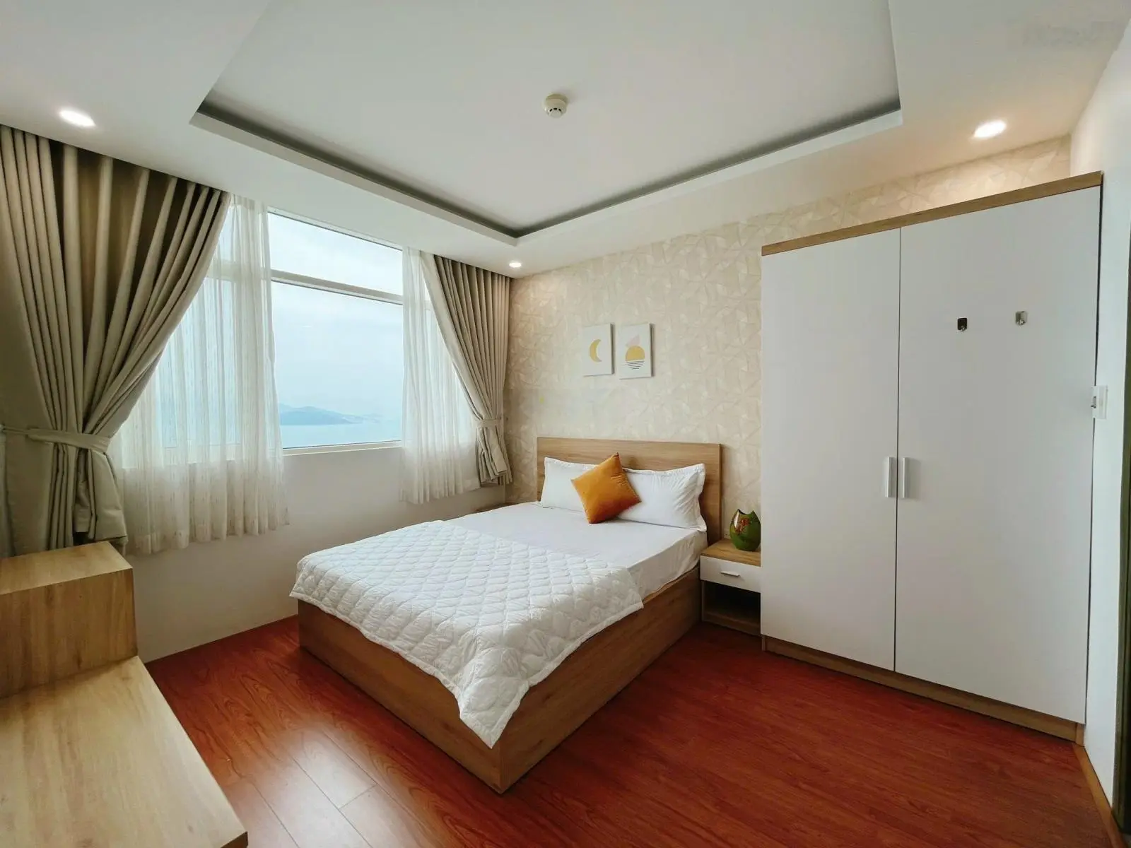 Bán căn hộ 2 phòng ngủ Mường Thanh 04 Nha Trang view biển giá 2 tỷ tặng nội thất ,lh 0906 549 *** Sơn