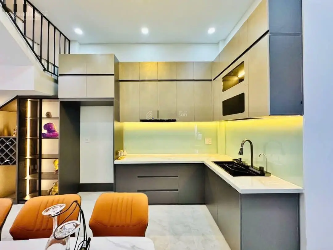 Bán gấp nhà đẹp Sư Vạn Hạnh, P12, Q10. Xây 1 trệt 2 lầu, 80m². Hẻm oto 5m, ra Vạn Hạnh Mall 3 phút