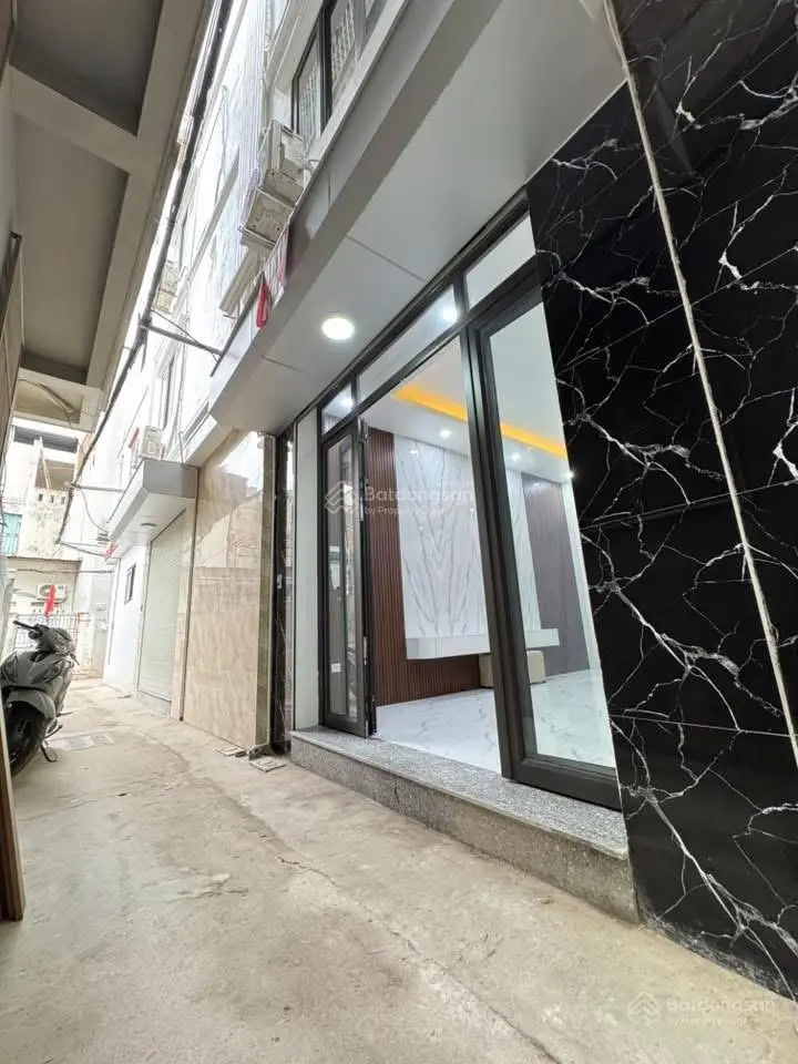 Chính chủ em cần bán. Nhà mới 4,5 tầng, 30m2 lô góc mặt tiền rộng. Giá 6,8 tỷ. Lh: 0971971546
