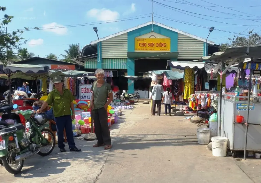 Cần bán gấp đất thổ cư mặt tiền DT844 sát chợ Sơn Đông, DT: 180m2, Giá: 450tr, SHR, LH: 0909 583 ***