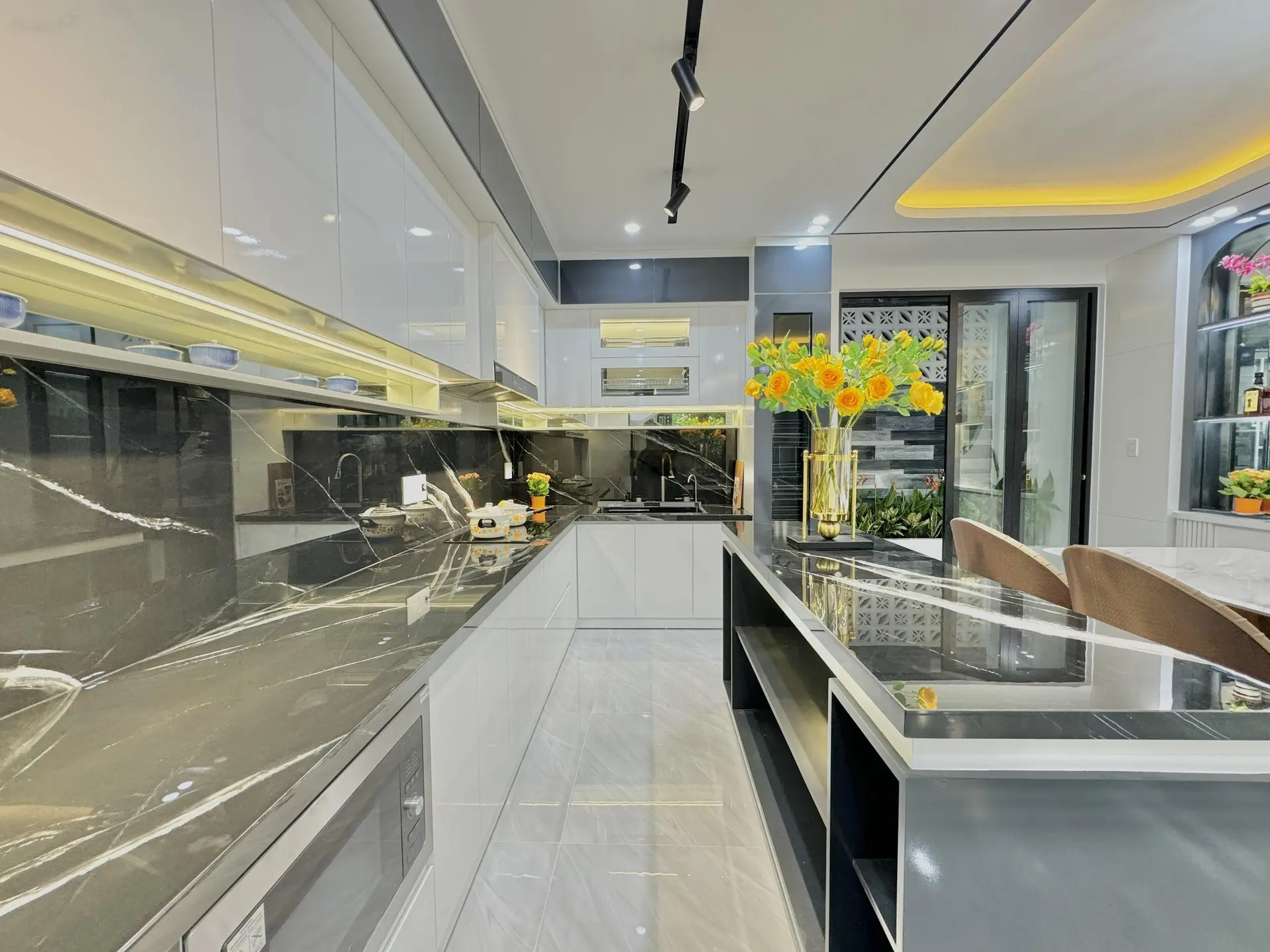 Nhà đẹp Đà Nẵng - Bán gấp nhà 3 tầng Tân Cổ Điển, thông biển, full nội thất nhà mới xây LH 09378943