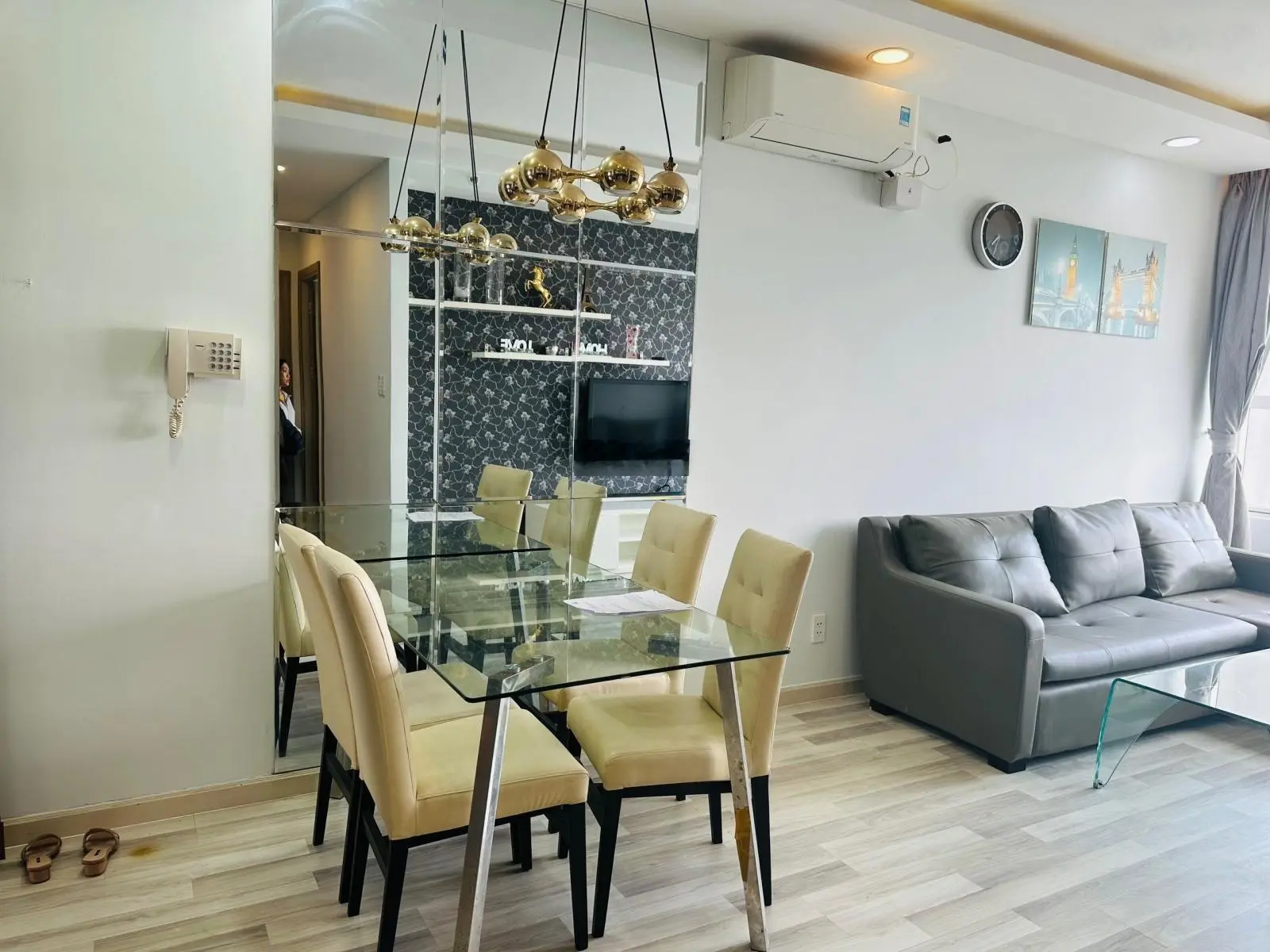 Bán căn hộ 02 PN đầy đủ nội thất hướng Đông thoáng mát giá 3,8 tỷ - LH: 0901 364 ***